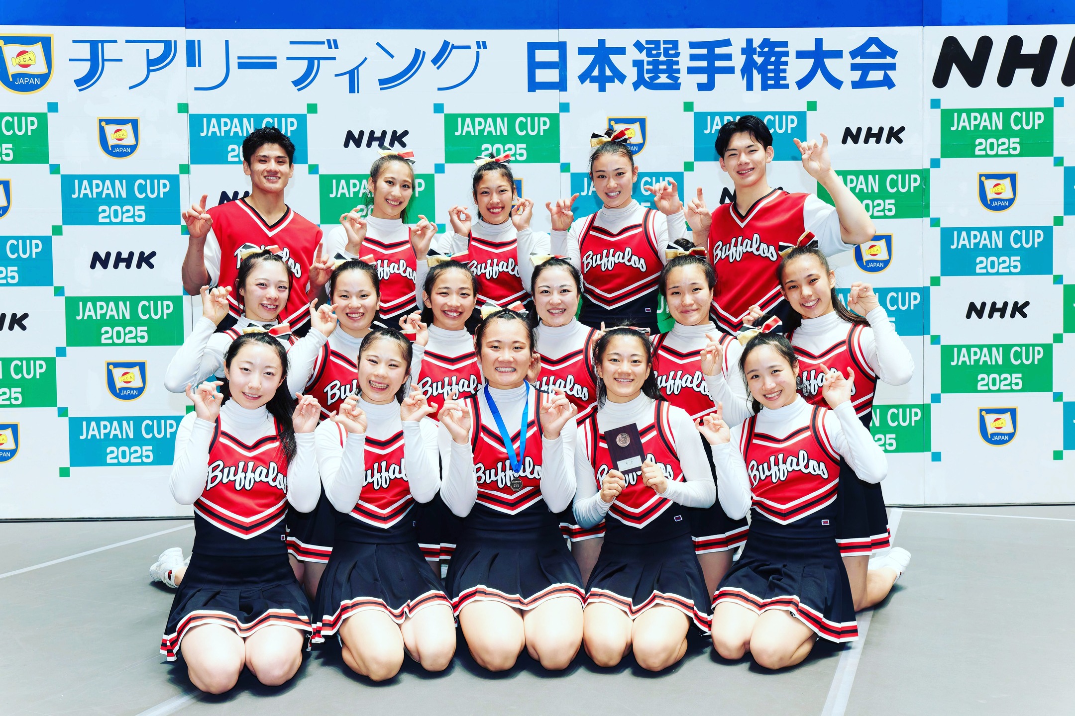 【チアリーディング部】
📣✨試合結果のお知らせ✨📣
2025年8月28日(木)~31日(日)
🏟国立代々木競技場第一体育館(東京・渋谷)
JAPAN CUP 2025 日本選手権大会
帝京大学チアリーディング部 BUFFALOS が3部門に5チーム出場しました🔥
この大会は、全国から予選を勝ち抜いたチームが集結し、日本一を決める大舞台✨
🌟大会3日目
「自由演技競技大学の部 Division 2」に出場した BUFFALOS・A が、完成度の高い演技で会場を大いに沸かせ、見事 優勝🏆‼️
この夏の努力の成果を存分に発揮しました👏
🌟大会最終日
「自由演技競技大学の部 Division 1」に挑んだ BUFFALOS は、難易度の高い6台のパートナースタンツに挑戦。惜しくもミスが重なり、総合3位という結果に。
悔しさも残りましたが、次への大きな糧となる大会となりました🔥
📅次回大会
「第37回学生選手権大会」
2025年12月14日(日) @高崎アリーナ(群馬)
BUFFALOSの挑戦はまだまだ続きます💪
引き続き温かいご声援をよろしくお願いします📣✨
#帝京大学 #チアリーディング #BUFFALOS #JapanCup2025